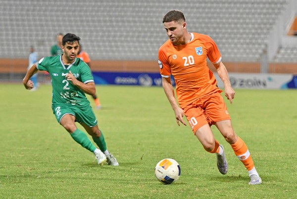 لاعب كاظمة علي العزايزة ينطلق بالكرة بمتابعة من مدافع العربي عبدالوهاب العوضي