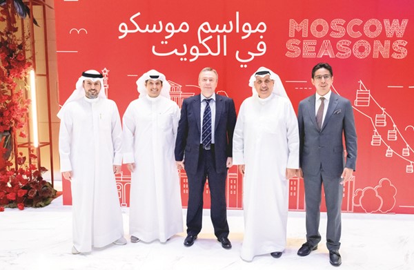 وزير شؤون الديوان الأميري الشيخ حمد جابر العلي ووزير الإعلام والثقافة ووزير الدولة لشؤون الشباب عبدالرحمن المطيري والسفير الروسي لدى الكويت فلاديمير جيلتوف ونائب رئيس لجنة السياحة في مدينة موسكو بولات نورموخانوف