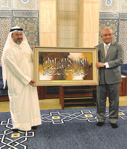  سفير بنغلاديش اللواء سيد طارق حسين يسلم عملين فنيين من إبداعات أحد الفنانين البنغلاديشيين الشباب إلى رئيس هيئة المسجد الكبير في الكويت د.بدر الظفيري