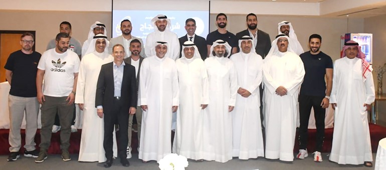 قايد العدواني يتوسط المشاركين في مؤتمر شركاء النجاح