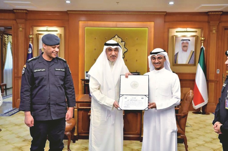 النائب الأول لرئيس مجلس الوزراء ووزير الداخلية الشيخ فهد اليوسف مكرما الحاصلين على دورة حفظ النظام ومكافحة الشغب