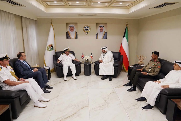 وكيل وزارة الدفاع الشيخ د.عبدالله المشعل في مكتبه مستقبلا مستشار الدفاع الأول البريطاني لشؤون الشرق الأوسط الفريق بحري إدوارد آلجرين والوفد المرافق له