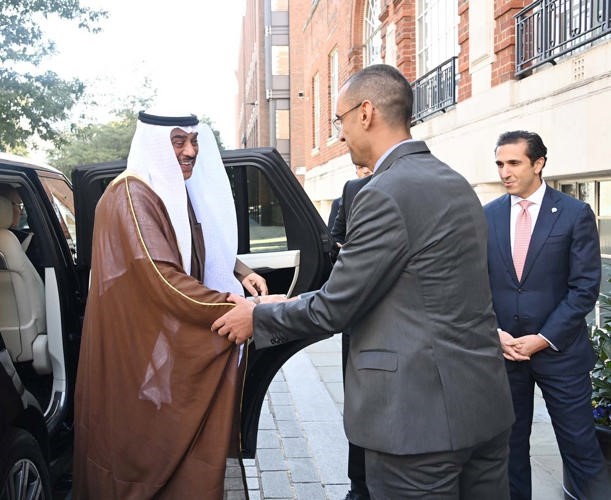 سمو ولي العهد لدى وصوله وفي استقباله الشيخ سعود سالم العبدالعزيز