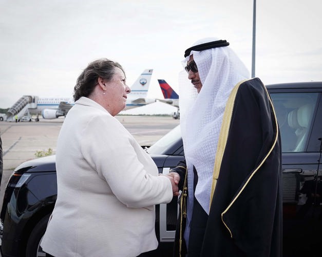 سمو ولي العهد الشيخ صباح الخالد لدى مغادرته مطار ستانستيد بمدينة لندن وفي وداع سموه الممثلة عن حكومة المملكة المتحدة الصديقة أديل تايلور