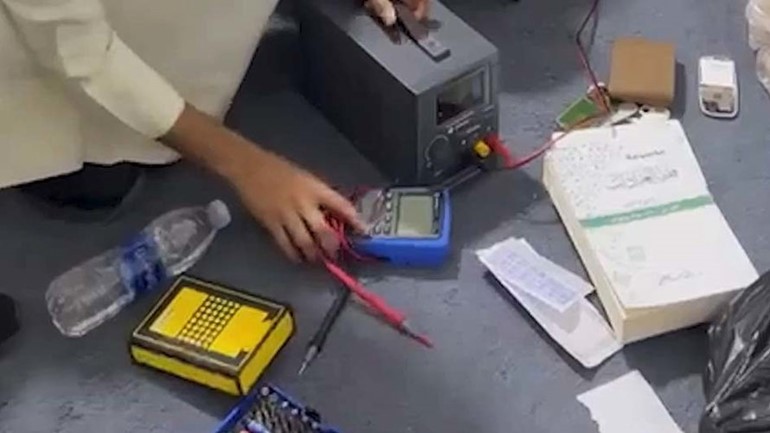 أجهزة ومواد تدخل في صناعة المفرقعات بعد ضبطها في منزل المتهم