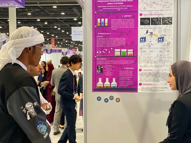 زوار جناح جامعة الكويت يطلعون على المشاريع المعروضة ضمن الملتقى العلمي