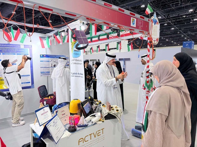 عدد من طلبة جامعة الكويت يقدمون مشاريعهم الابتكارية خلال الملتقى
