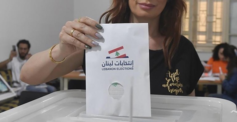 صورة أرشيفية لسيدة تدلي بصوتها في الانتخابات النيابية الأخيرة لعام 2022 (محمود الطويل)