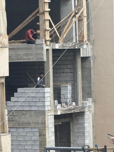 عمال خلال إنشاء بناية في بيروت (محمود الطويل)
