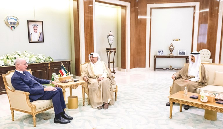 وزير شؤون الديوان الأميري الشيخ حمد جابـــر العلي ورئيس ديـــوان سمــو ولي العهد الشيخ ثامر الجابر يستقبلان سفير اليونان لدى الكويت يوانيس بلوتاس