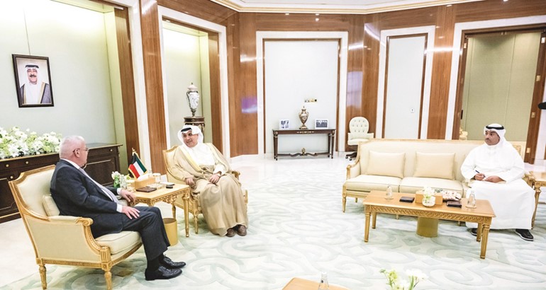وزير شـؤون الديـوان الأميـري الشيـخ حمد جابر العلي مستقبلا سفير دولة فلسطين لدى الكويت رامي طهبوب