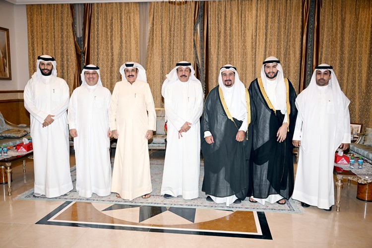 جاسم ذياب والسفير البحريني صلاح المالكي والشيخ فهد جابر العلي وعدد من الحضور في الديوانية(متين غوزال)
