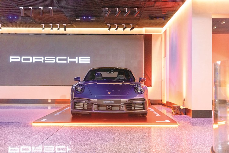 عرض استثنائي لبورشه 911 توربو بإصدار 50 عاما الحصري بلون أخضر أفينتورين ميتاليك