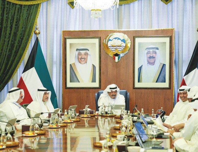 سمو الشيخ أحمد العبدالله رئيس مجلس الوزراء مترئسا الاجتماع