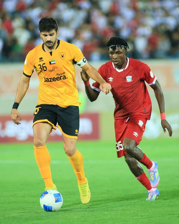 لاعب القادسية محمد الصوله تحت رقابة لاعب زاخو احمد ابراهيم