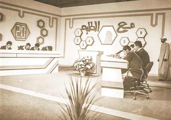 الراحل عيسى الرشود مقدما لبرنامج مع الطلبة في بداياته التلفزيونية