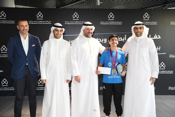 م.فهد علي الغانم ويوسف القطامي وعلي مرزوق الغانم ويوسف مصطفى خلال تكريم أحد الأبطال