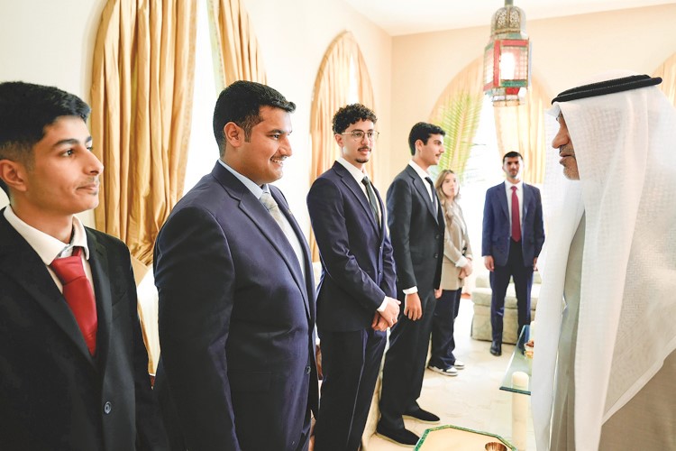 النائب الأول لرئيس مجلس الوزراء ووزير الداخلية الشيخ فهد اليوسف خلال لقائه عددا من الطلبة المبتعثين