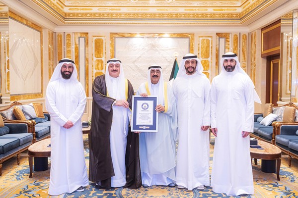 صاحب السمو الأمير الشيخ مشعل الأحمد خلال اللقاء مع وزير الصحة د. أحمد العوضي ود. سليمان المزيدي ود. مهند الحداد ود. حمود الرشيدي