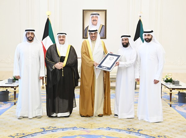 سمو ولي العهد الشيخ صباح الخالد خلال اللقاء مع وزير الصحة د. أحمد العوضي ود. سليمان المزيدي ود. مهند الحداد ود. حمود الرشيدي