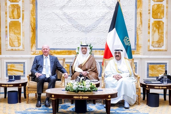  صاحب السمو الأمير الشيخ مشعل الأحمد مستقبلا الرئيس التنفيذي لشركة جولدمان ساكس ديڤيد سولومون