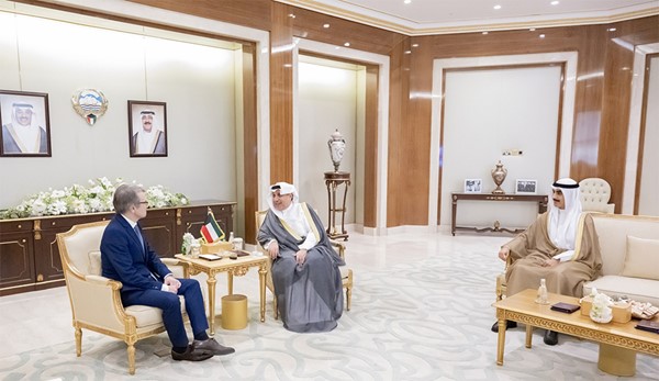 حمد الجابر وثامر الجابر يستقبلان عدداً من السفراء لدى البلاد