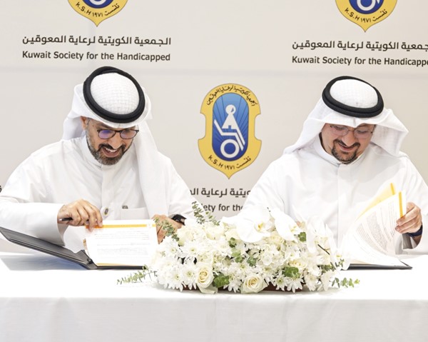 المدير العام للجمعية الكويتية لرعاية المعاقين براء الجناعي خلال توقيع مذكرة تفاهم مع ممثل مستشفى «دار الشفاء»