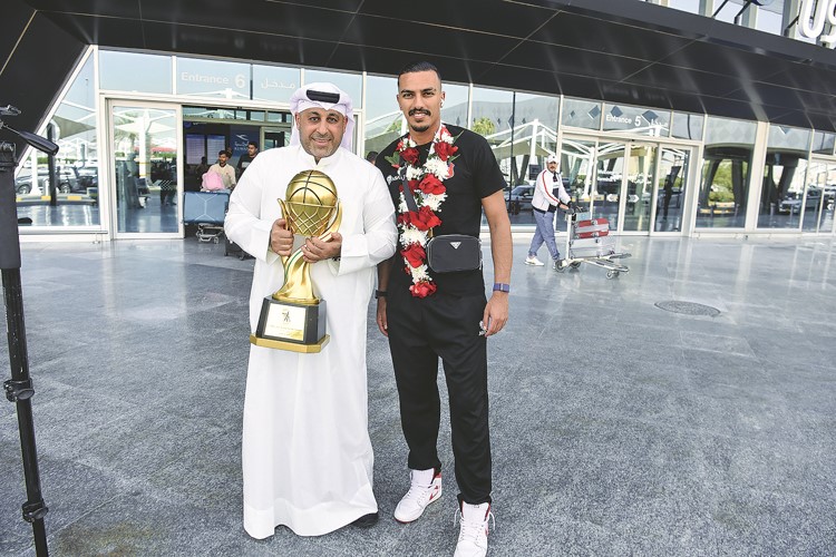 بدر العصيمي يحمل كأس العرب وإلى جانبه يوسف الشملان (أحمد علي)