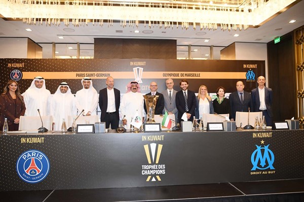 الشيخ أحمد اليوسف يتوسط السفير الفرنسي ومسؤولي اتحاد الكرة وهيئة الرياضة والرابطة الفرنسية (قاسم باشا)