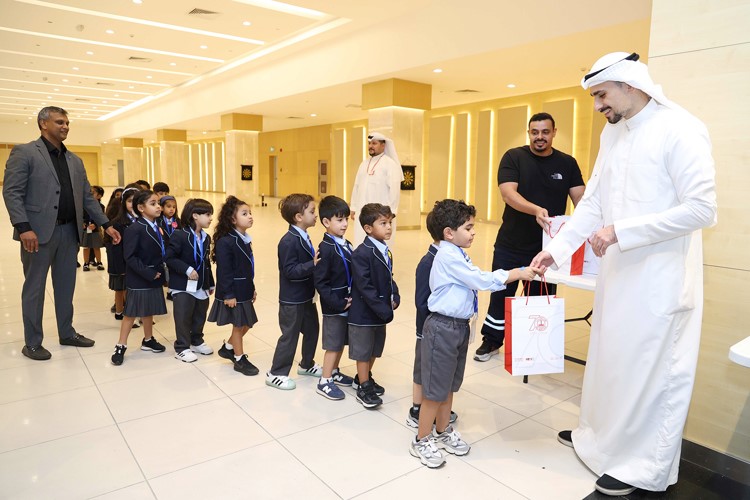 توزيع الهدايا على الأطفال المشاركين
