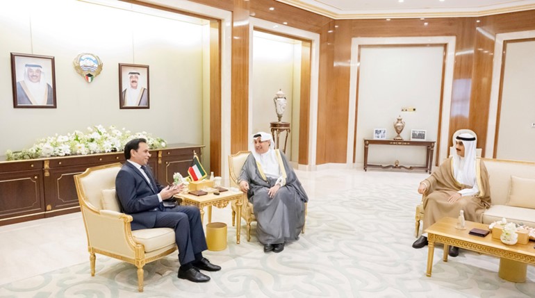 وزير شؤون الديوان الأميري الشيخ حمد جابر العلي ورئيس ديوان 
سمو ولي العهد الشيخ ثامر الجابر يستقبلان سفير باكستان ظفر إقبال