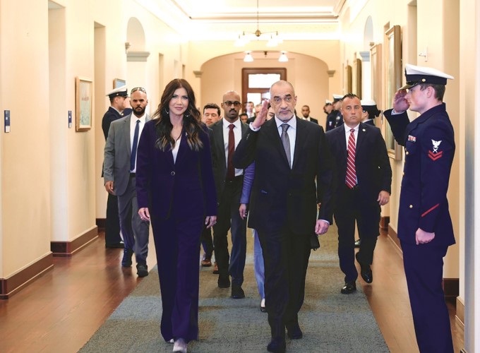 النائب الأول لرئيس مجلس الوزراء ووزير الداخلية الشيخ فهد اليوسف خلال لقائه وزيرة الأمن الداخلي الأميركية كريستي نويم