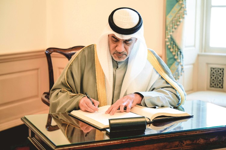 النائب الأول لرئيس مجلس الوزراء ووزير الداخلية الشيخ فهد اليوسف يدون كلمة في سجل الزيارات بمقر الخارجية الأميركية