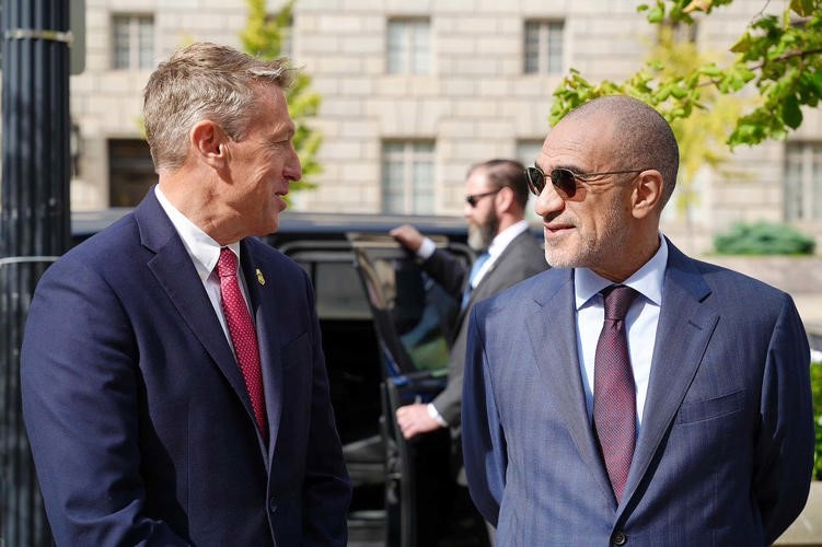 النائب الأول لرئيس مجلس الوزراء ووزير الداخليـة الشيـخ فهد اليوسـف مع مفوض هيئة الجمارك وحماية الحدود الأميركية رودني سكوت