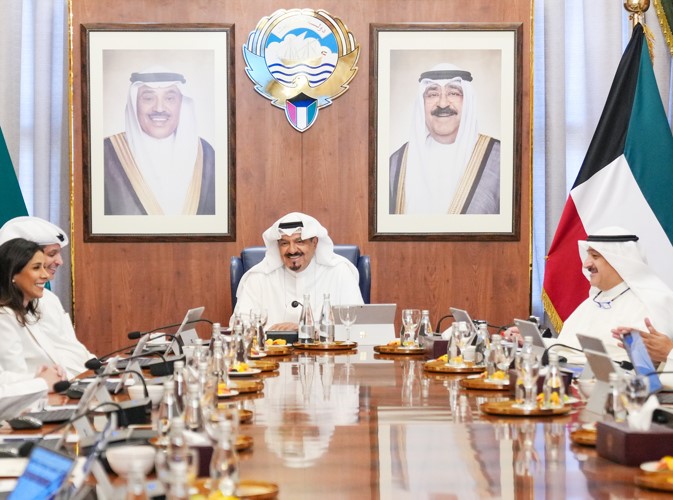 سمو الشيخ أحمد العبدالله رئيس مجلس الوزراء مترئسا الاجتماع بحضور عبدالرحمن المطيري ود.نورة المشعان ود.أحمد العوضي
