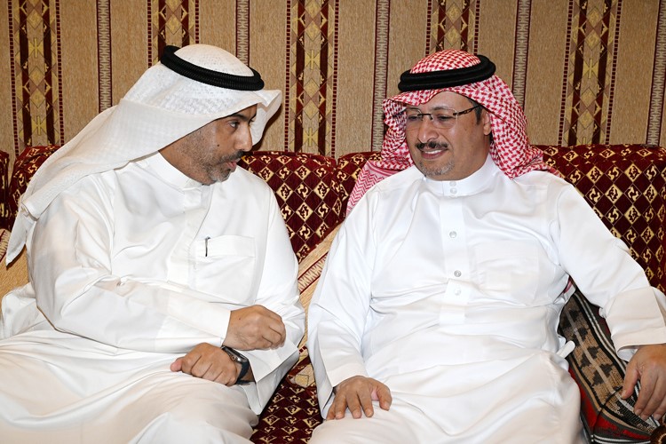 نائب السفير السعودي أحمد الشهري مع أحد الحضور	 	(متين غوزال)