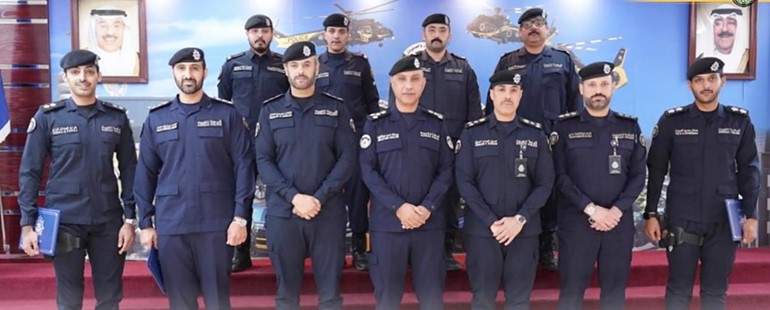 العميد عبدالله العتيقي متوسطا المكرمين من حادث الجهراء