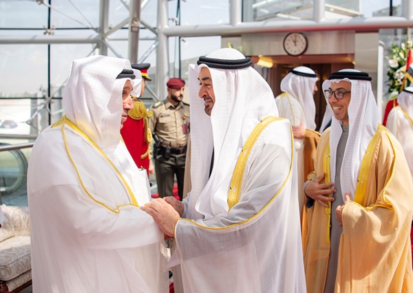 وزير شؤون الديوان الأميري الشيخ حمد جابر العلي خلال استقباله صاحب السمو الشيخ محمد بن زايد آل نهيان رئيس دولة الإمارات العربية المتحدة بحضور سمو الشيخ منصور بن زايد آل نهيان نائب رئيس الدولة نائب رئيس مجلس الوزراء رئيس ديوان الرئاسة