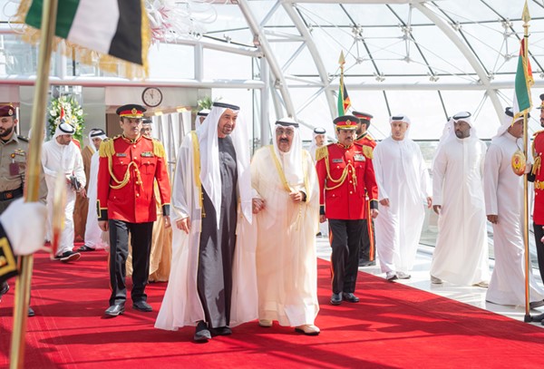 صاحب السمو الأمير الشيخ مشعل الأحمد مستقبلا صاحب السمو الشيخ محمد بن زايد آل نهيان رئيس دولة الإمارات العربية المتحدة لدى وصوله إلى البلاد