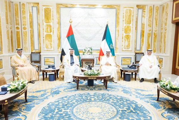 صاحب السمو الأمير الشيخ مشعل الأحمد خلال المباحثات مع صاحب السمو الشيخ محمد بن زايد آل نهيان رئيس دولة الإمارات العربية المتحدة بحضور سمو ولي العهد الشيخ صباح الخالد وسمو الشيخ منصور بن زايد آل نهيان نائب رئيس الدولة نائب رئيس مجلس الوزراء رئيس ديوان الرئاسة