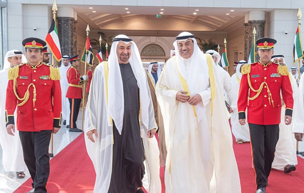 سمو ولي العهد الشيخ صباح الخالد مودعا صاحب السمو الشيخ محمد بن زايد آل نهيان رئيس دولة الإمارات العربية المتحدة لدى مغادرته البلاد