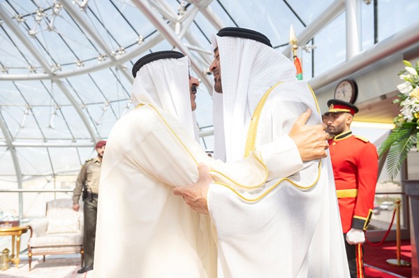 صاحب السمو الأمير الشيخ مشعل الأحمد مرحبا بصاحب السمو الشيخ محمد بن زايد آل نهيان رئيس دولة الإمارات العربية المتحدة لدى وصوله إلى البلاد