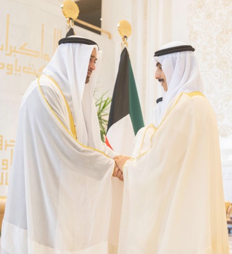 صاحب السمو الشيخ محمد بن زايد آل نهيان رئيس دولة الإمارات العربية المتحدة مصافحا رئيس ديوان سمو ولي العهد الشيخ ثامر الجابر