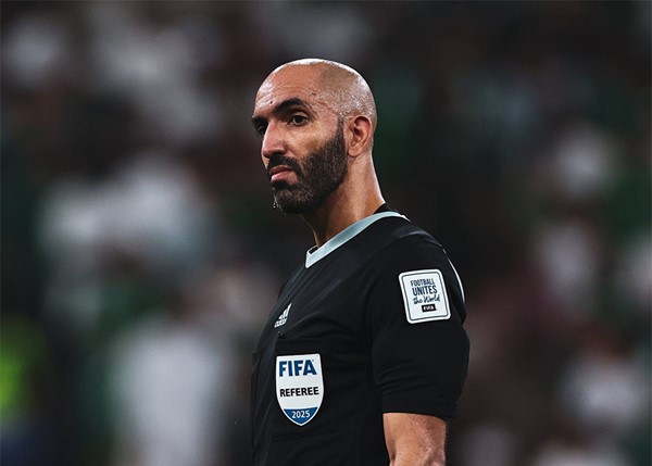 رئيس اتحاد كرة القدم الشيخ أحمد اليوسف يشيد بإدارة الحكم أحمد العلي ومساعديه لمباراة السعودية وإندونيسيا