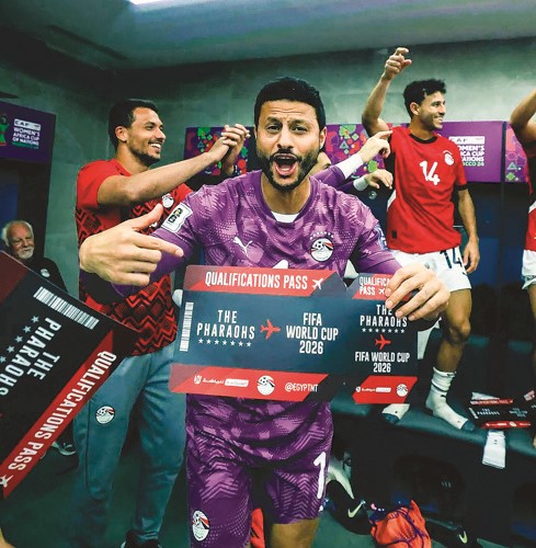 محمد الشناوي حاملا بطاقة التأهل إلى مونديال 2026