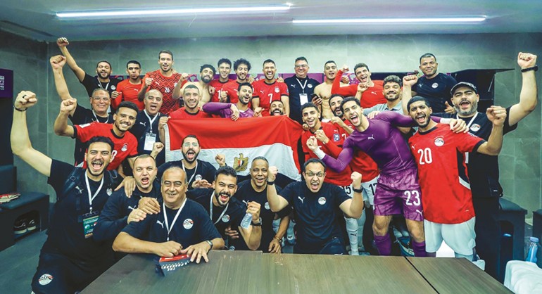 فرحة لاعبي منتخب مصر داخل غرفة الملابس بالتأهل إلى المونديال