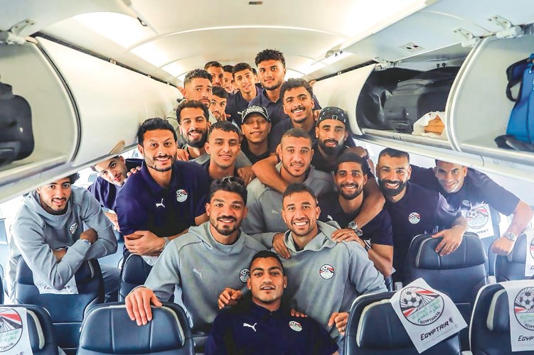 بعثة منتخب الفراعنة أثناء العودة إلى القاهرة