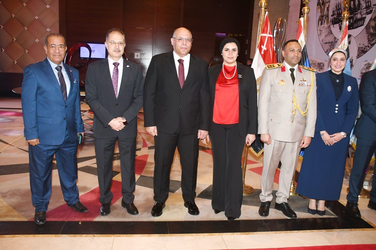 السفير المصري محمد أبوالوفا وحرمه يتوسطان مستشار الإدارة العامة الزميل حسام فتحي 
والعقيد مصطفى الدلال وحرمه خلال الحفل