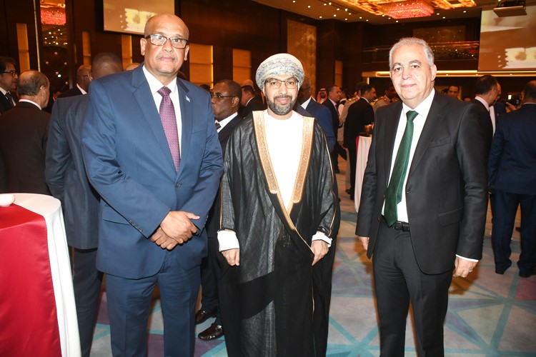 السفير العماني د.صالح الخروصي وسفير المغرب علي ابن عيسى خلال الحفل