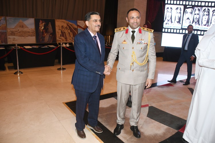 السفير اليمني د.علي منصور بن سفاع مهنئا العقيد مصطفى الدلال